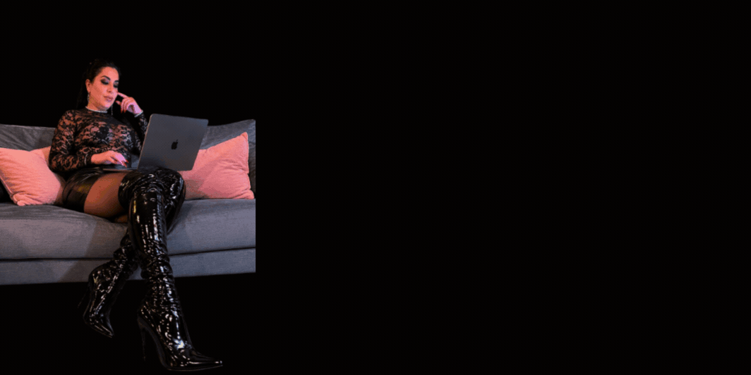 Lady Ayse sitzt elegant mit Laptop und ist live online  Cam, Chat und Telefon aktiv für exklusive Interaktion